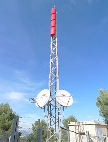 Torre de un centro de TDT con antenas parabólicas de radioenlace