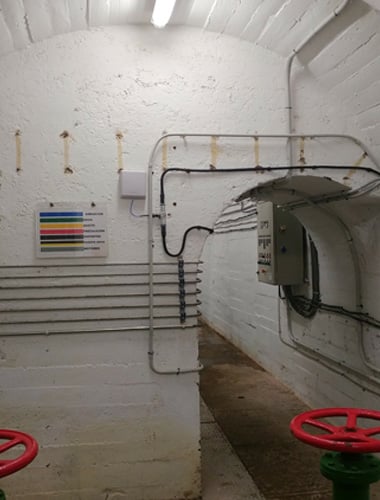 Galería de una presa con cobertura móvil interior