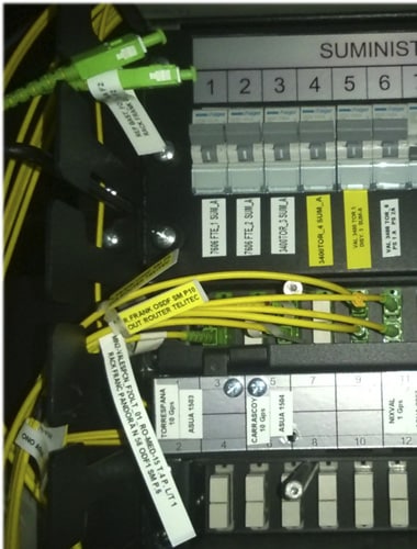 Repartidor de fibra óptica en un edificio