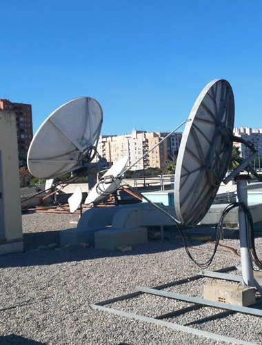 Parábolas de recepción satelital en una azotea
